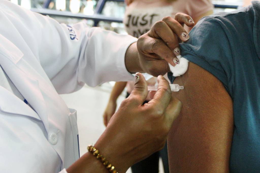 Covid-19: vacinação começa na segunda (2) para pessoas com 70 anos ou mais