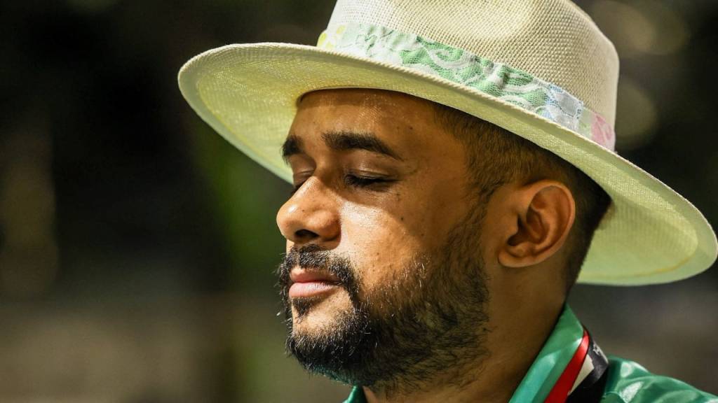 Mestre de bateria da Grande Rio pede desculpa e recebe carinho da torcida