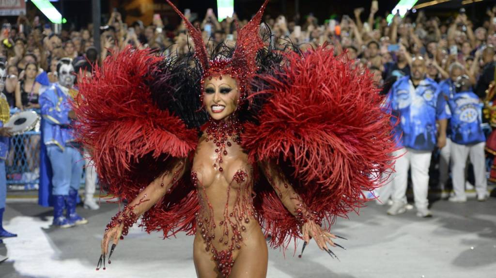 Sabrina Sato brilha à frente da bateria da Vila Isabel com fantasia ousada