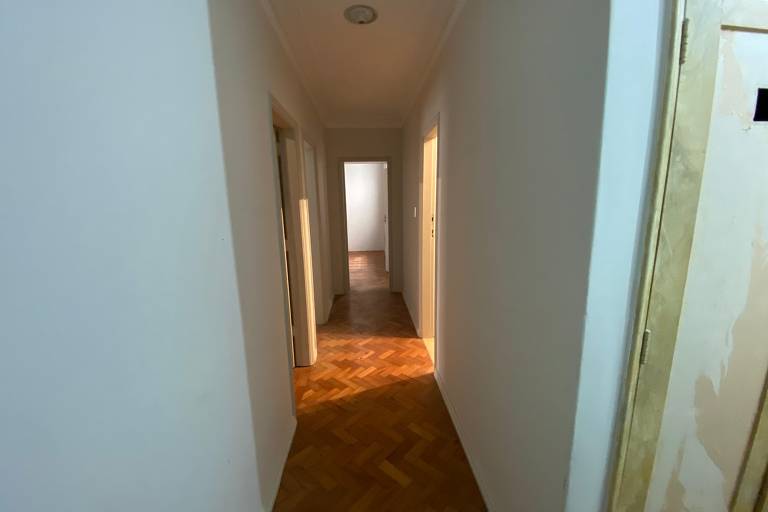 Apartamento de Renato Russo: são três quartos em espaço amplo e nobre em Ipanema Apartamento de Renato Russo: são três quartos em espaço amplo e nobre em Ipanema