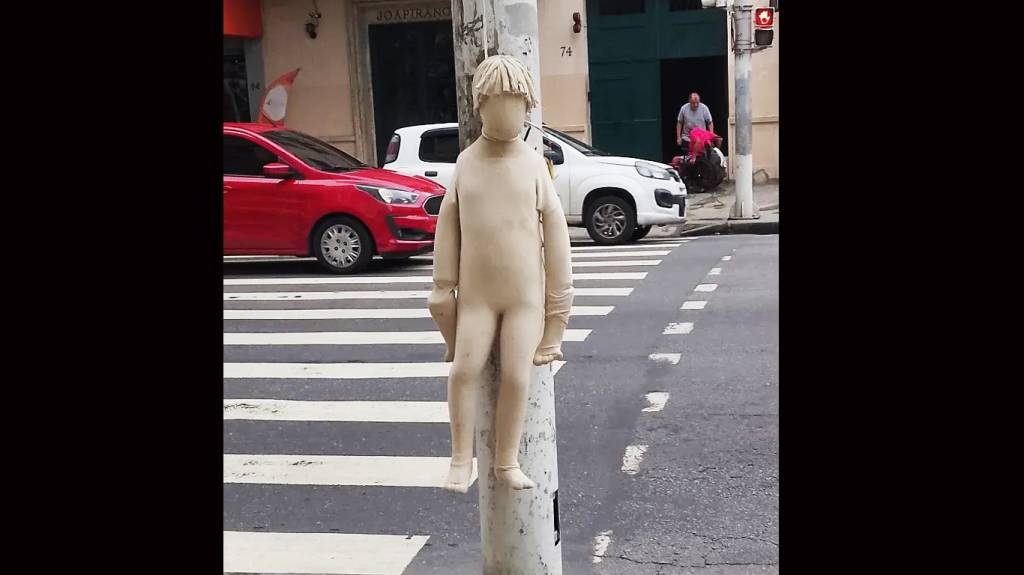 Boneco pendurado pelo pescoço no Leme: que pegadinha é essa?