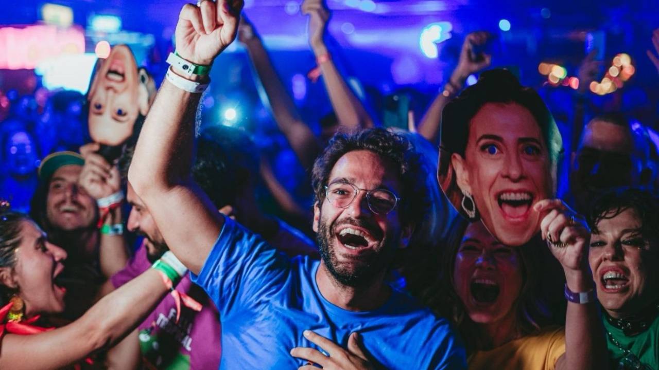 Famosos comemoram Oscar de 'Ainda Estou Aqui' no Folia Tropical