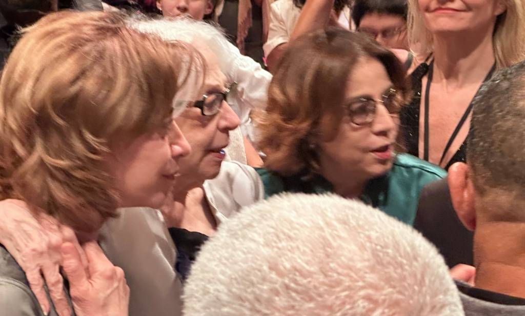 Fernanda Torres prestigiou Fernanda Montenegro na pré-estreia de ‘Vitória’