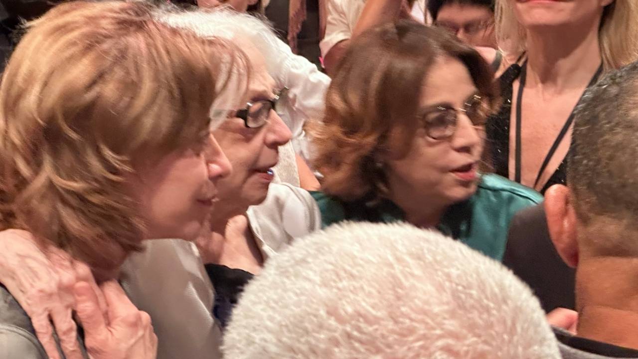 Fernanda Torres prestigiou Fernanda Montenegro na pré-estreia de 'Vitória'
