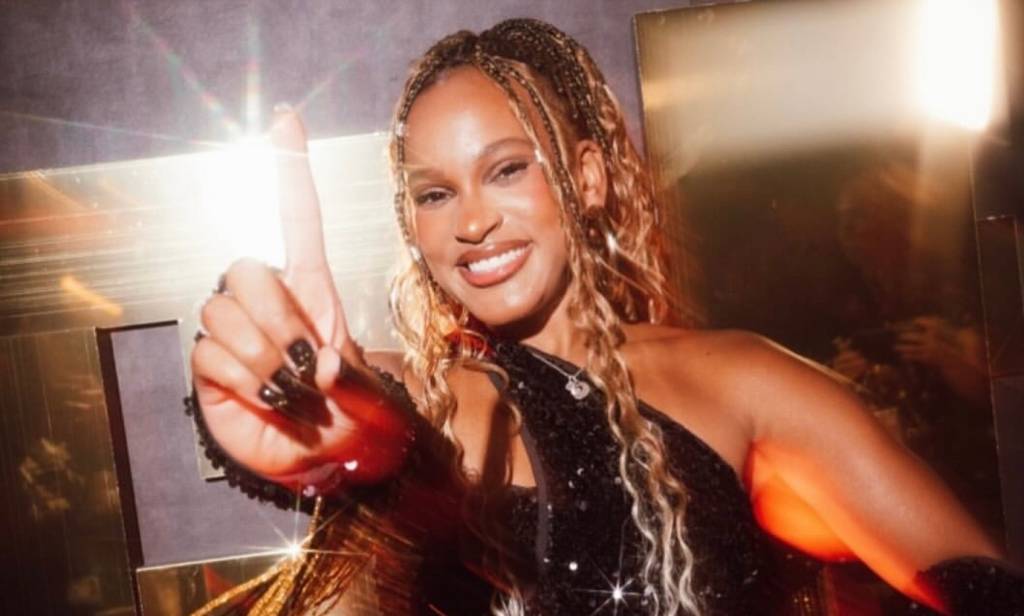 Muito brilho no look de Rebeca Andrade para o desfile das campeãs