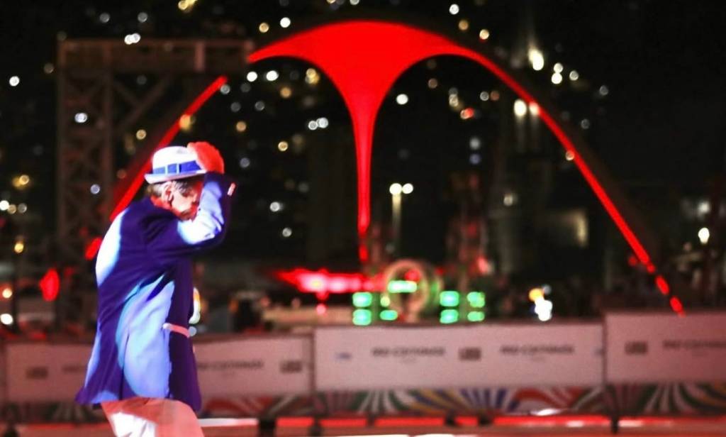 Quem vem depois de Lady Gaga? Eduardo Paes recebe pedido na Sapucaí