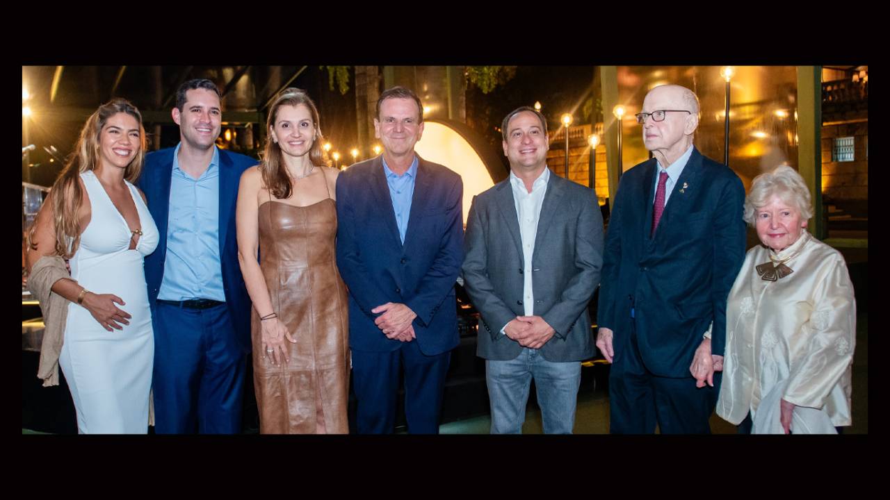Jantar de abertura do International Academy Day, no Rio de Janeiro. Eduardo Cavaliere e Victória Henriques, Eduardo Paes e Cristine Paes, Paulo Marinho, e Bruce Paisner e sua esposa.