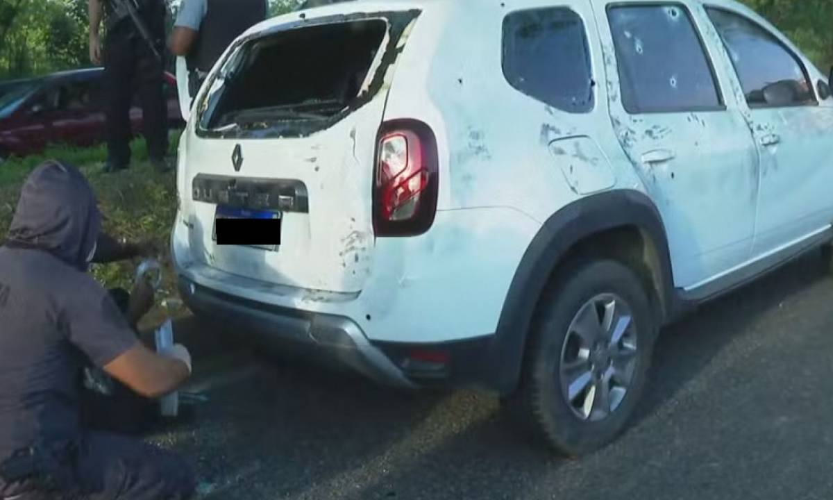 Baleado: corpo estava no carro que foi alvejado na traseira e na lateral