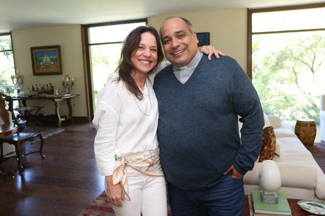 Beatriz Percinoto e Padre Omar