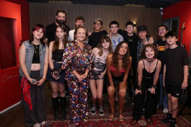 Lucinha Araújo com a alunos que cantaram Cazuza