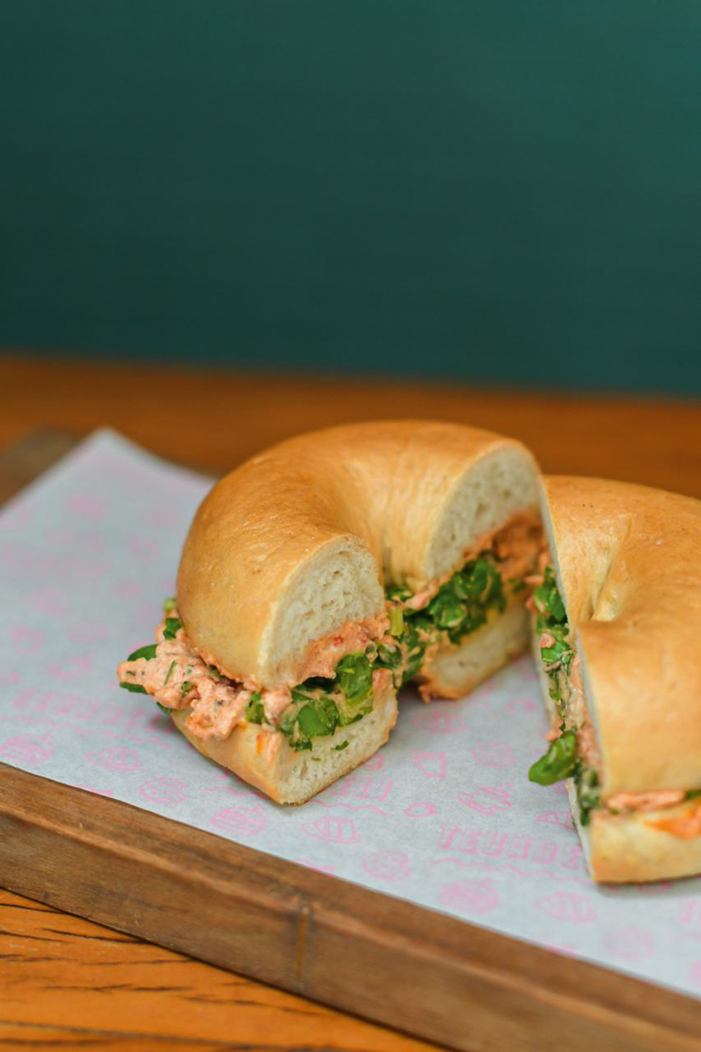 Sanduíches no bagel Teva Deli tem sanduíche vegano no bagel