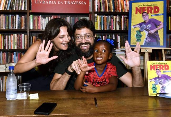 _DSC7425 - Adama com seus pais Mariana Cabral e Fernando Caruso - LIVRO FERNANDO CARUSO - ABRIL 22025 - CG