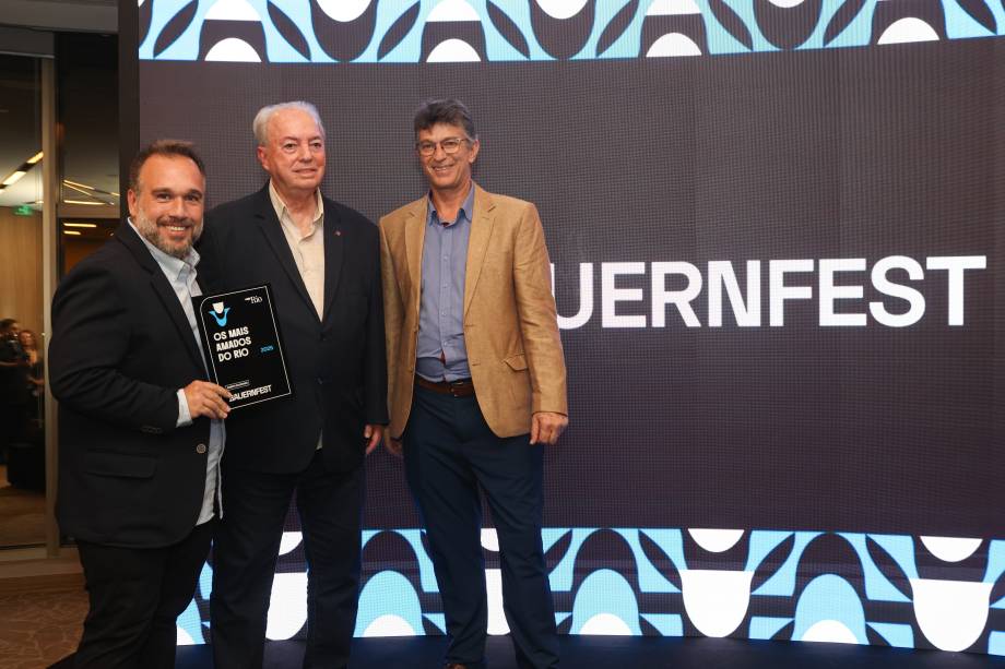 Nilo Sergio Felix, subsecretário estadual de turismo, entrega prêmio a Rodrigo Paiva e Marcio Haubrich, da Bauernfest, a festa do colono alemão, em Petrópolis, eleito o melhor evento fora da capital Nilo Sergio Felix, subsecretário estadual de turismo, entrega prêmio a Rodrigo Paiva e Marcio Haubrich, da Bauernfest, a festa do colono alemão, em Petrópolis, eleito o melhor evento fora da capital