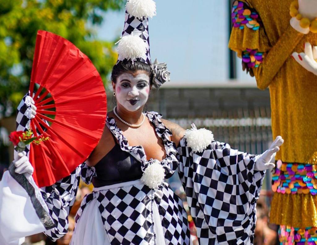 Pierrôs, colombinas e arlequins na novíssima Orquestra da Rua