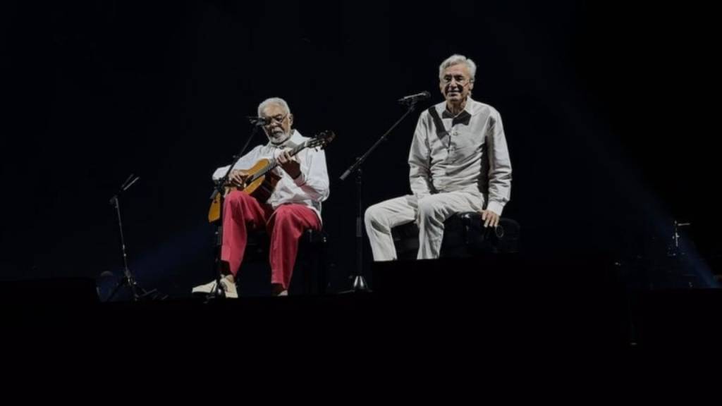 Vídeo: Gilberto Gil se emociona com participação de Caetano em show no Rio