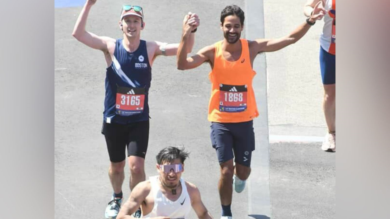 Na maratona mais emblemática do mundo, Pedro Arieta (regata laranja) escolheu algo maior do que o próprio tempo: cruzar a linha de chegada junto. Em vez de ultrapassar outro corredor caído, estendeu a mão. Um gesto simples, mas que sintetiza o verdadeiro espírito do esporte