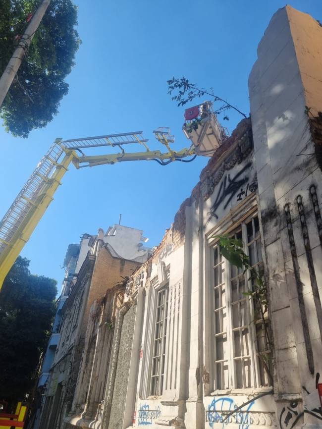 O jeito foi subir numa grua até o alto e jogar a água de lá