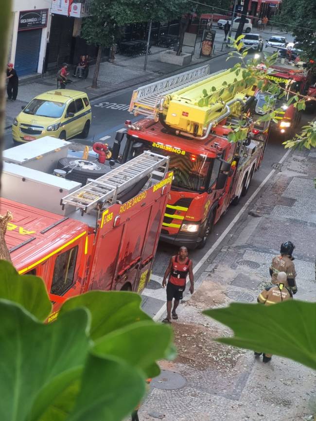 Carros de bombeiro pela rua