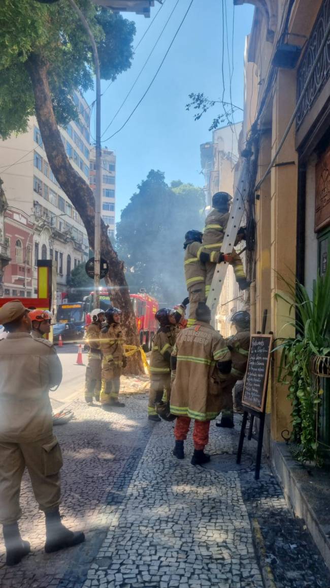 Bombeiros reunidos na calçada com receio de entrar no casarão da Mem de Sá