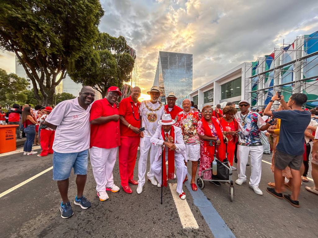 Personagens no Dia de São Jorge Grupo de amigos na Avenida Presidente Vargas, no Centro