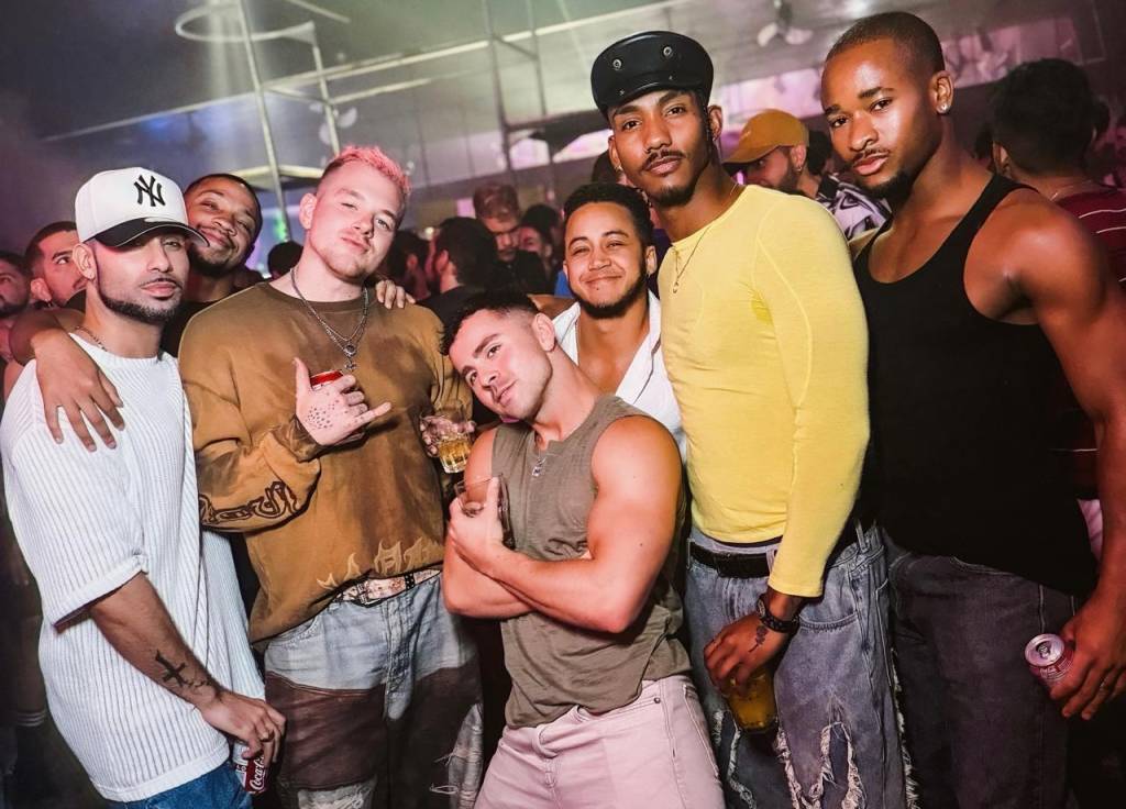 Curtindo o Rio, bailarinos de Lady Gaga vão a boate e ao Pão de Açúcar