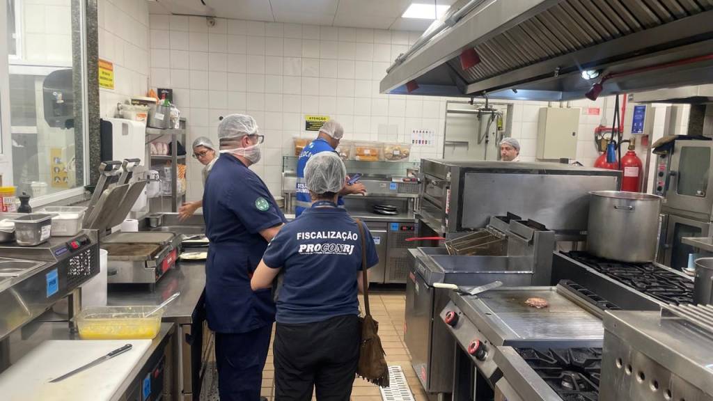 Hotéis de Copacabana são autuados por vender alimentos vencidos