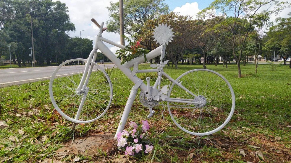 Foto da "bicicleta fantasma" em homenagem a Pedro Davidson, estudante de Biologia que pedalava por Brasília e foi atropelado por um motorista em excesso de velocidade e que havia consumido álcool, em 2010