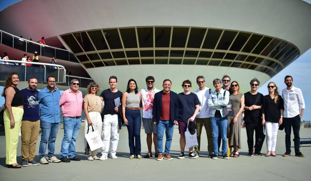 Cineasta alemão Tom Tykwer faz turismo em Niterói, no dia de São Jorge