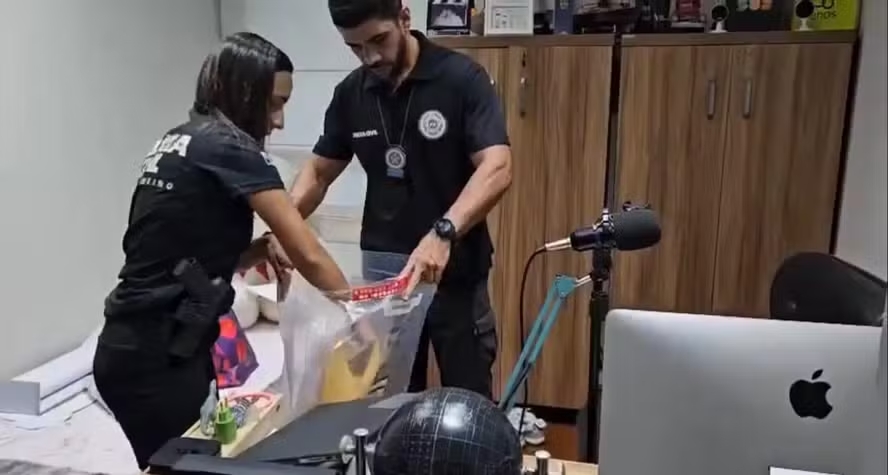 Operação: agentes da polícia recolhem provas em local visitado