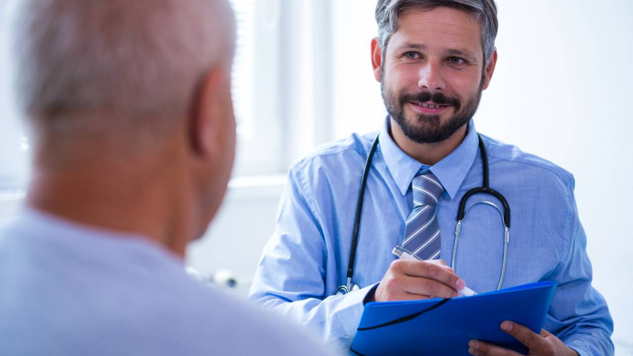 Homem em consulta com médico.