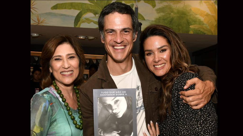 Atriz Fernanda Machado lança livro sobre maternidade