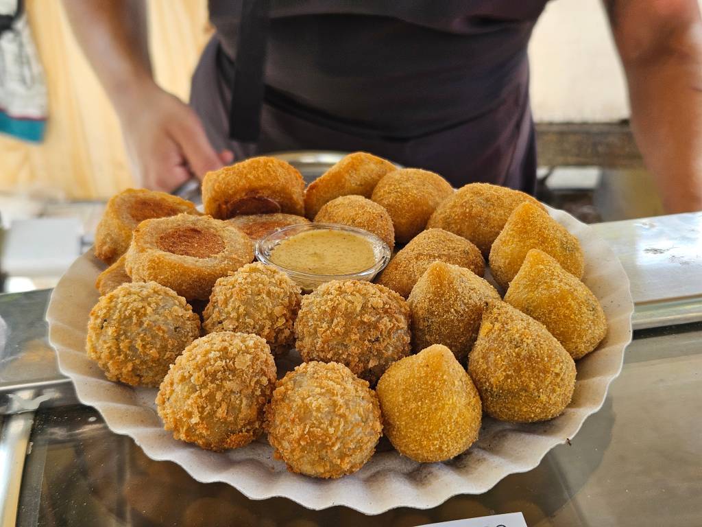 Procura-se alface: o que se come numa feira 100% vegana