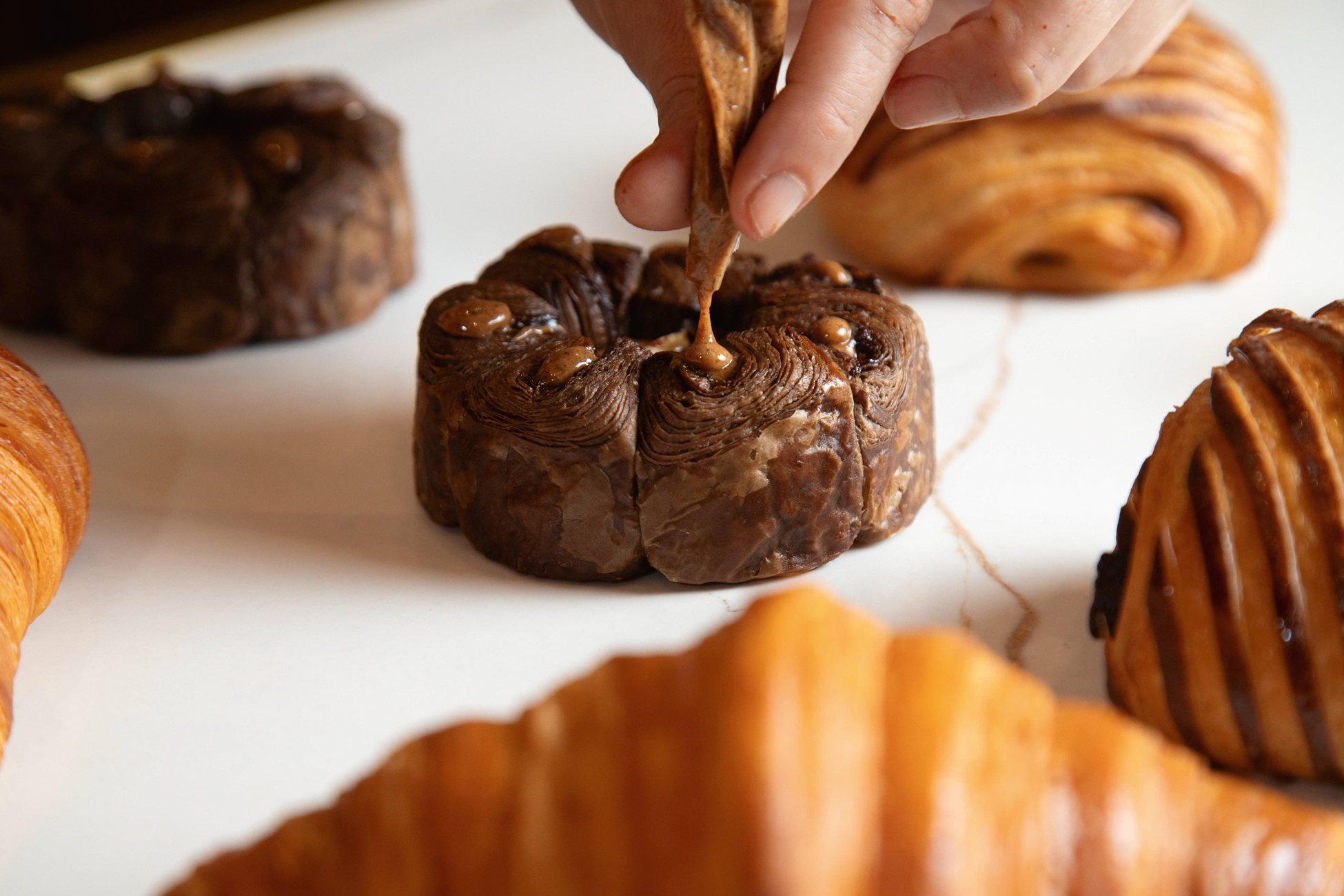 A delicadeza da flor pralin&eacute;, iguaria da Maison Fernand