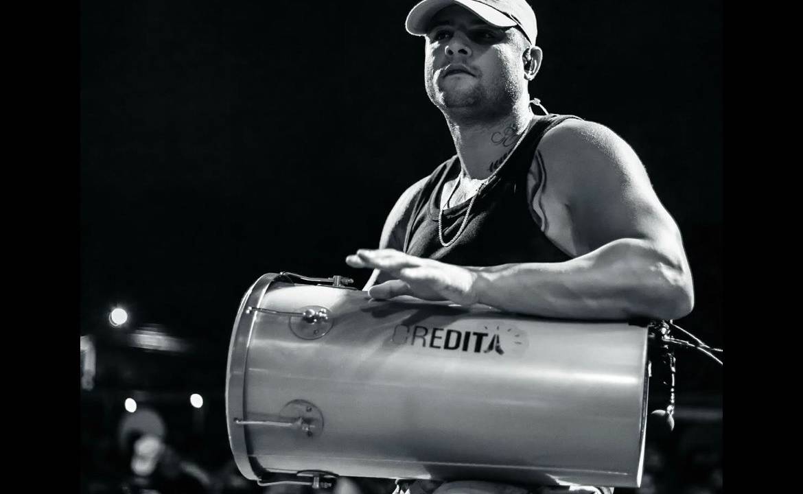 O percussionista Matheus Souza de Castro, conhecido como Didico, do grupo Pagode do Adame, é investigado por agressões contra a ex-mulher