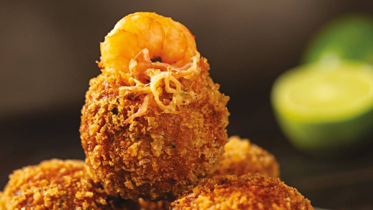 Bar da Frente: massa de pancetta e camarões no bolinho