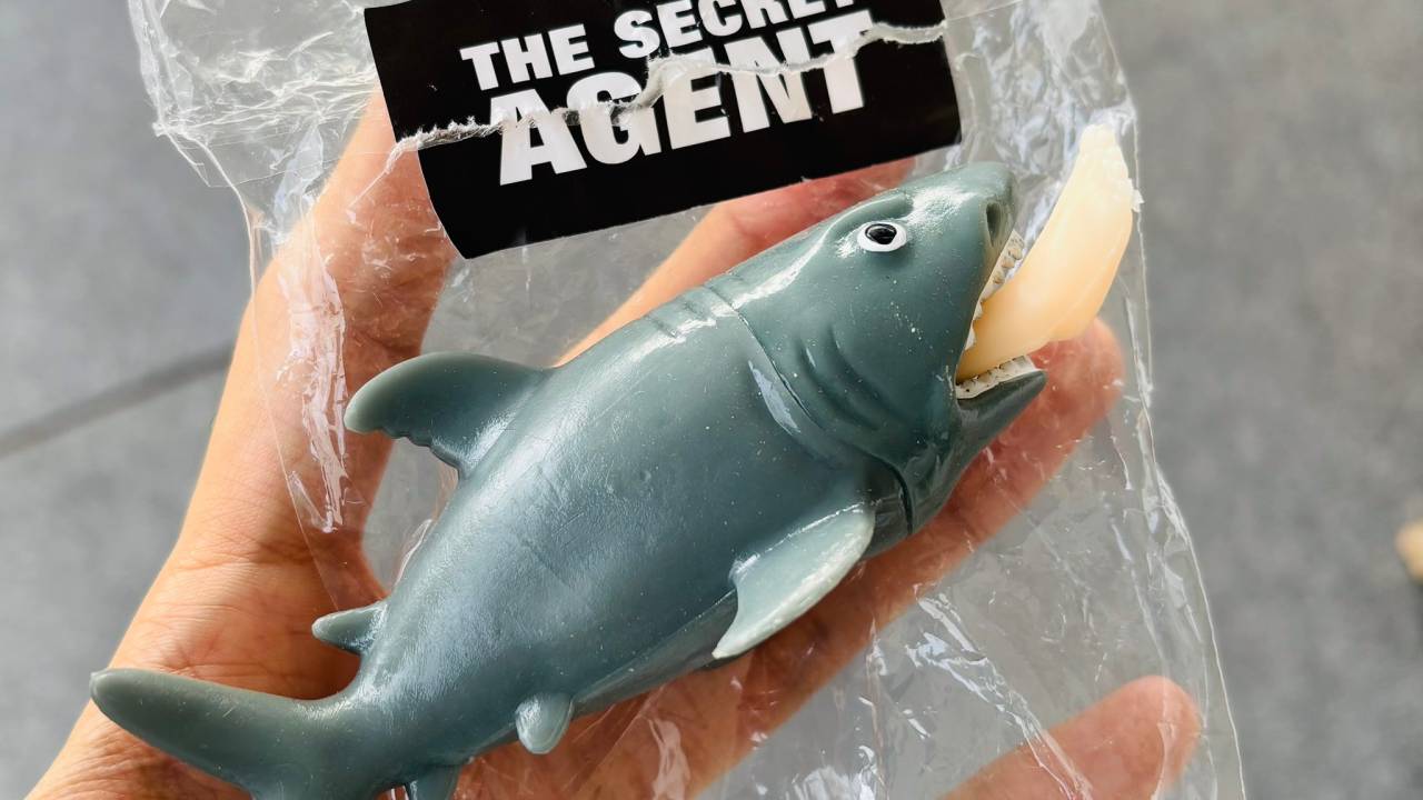 O brinde de "O Agente Secreto", em Cannes: um tubarão com uma perna na boca. Que tal?