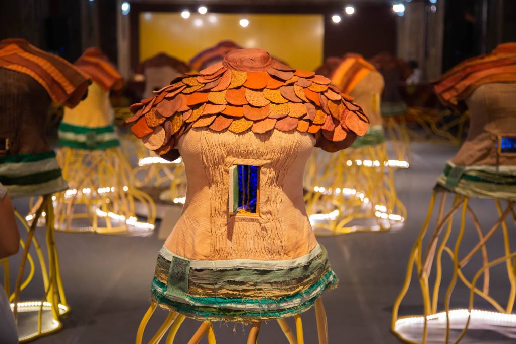 Maria Ezou constroi cidade em miniatura com som e luz na Caixa Cultural