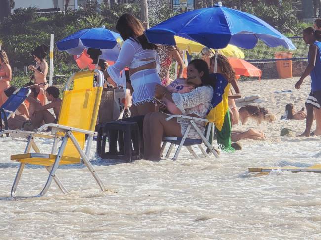 A água invadiu a areia no Leblon