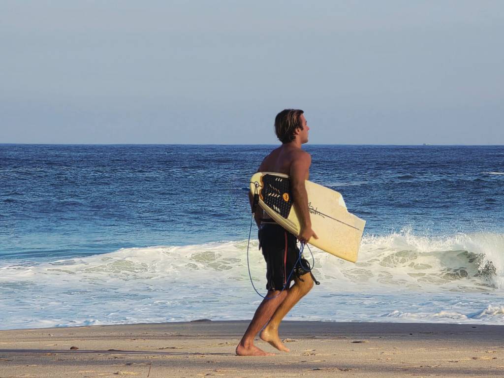 Ressaca chega nervosa: força da onda quebra até prancha