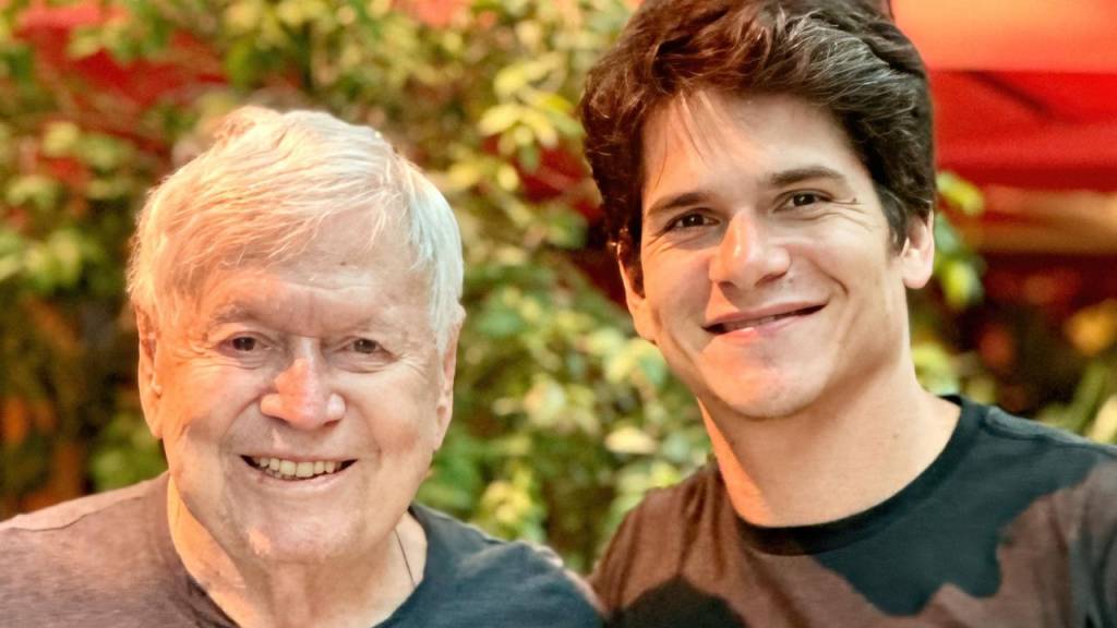 Aos 89 anos, Boni exibe um de seus talentos: o de contador de histórias