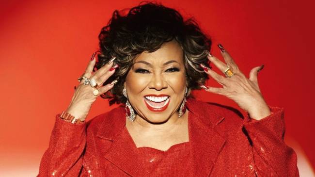 A Loba: Alcione embala público com clássicos e novidades na Barra