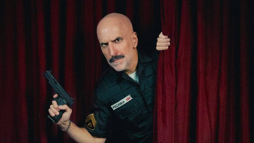 Antonio Tabet volta a encarnar o policial Peçanha nos palcos cariocas