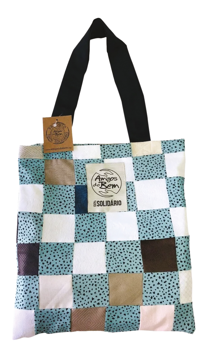 Sacola patchwork, com venda revertida para projetos educacionais. Amigos do Bem, produto. mercadolivre.com.br. (R$ 24,90)