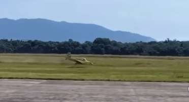 Avião faz pouso de emergência em evento no Museu Aeroespacial; veja vídeo