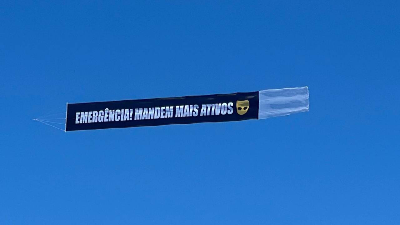 Faixa do Grindr em avião na praia na busca de ativos