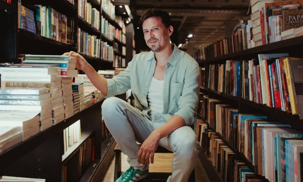 Autor lança livro com suas experiências no Grindr