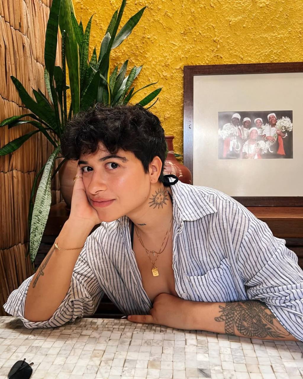 Fãs dormem em fila para ver Elayne Baeta, autora lésbica mais lida do país