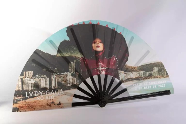 Lady Gaga: o poder da bateção de leques em sinfonia. Veja vídeos!