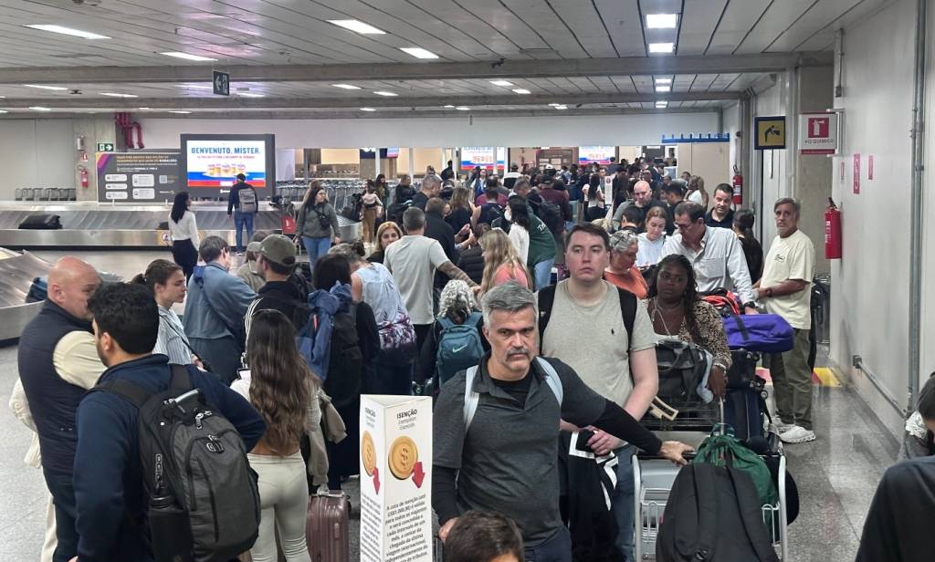 Longas filas no Galeão: passageiros reclamam de demora na chegada ao Rio