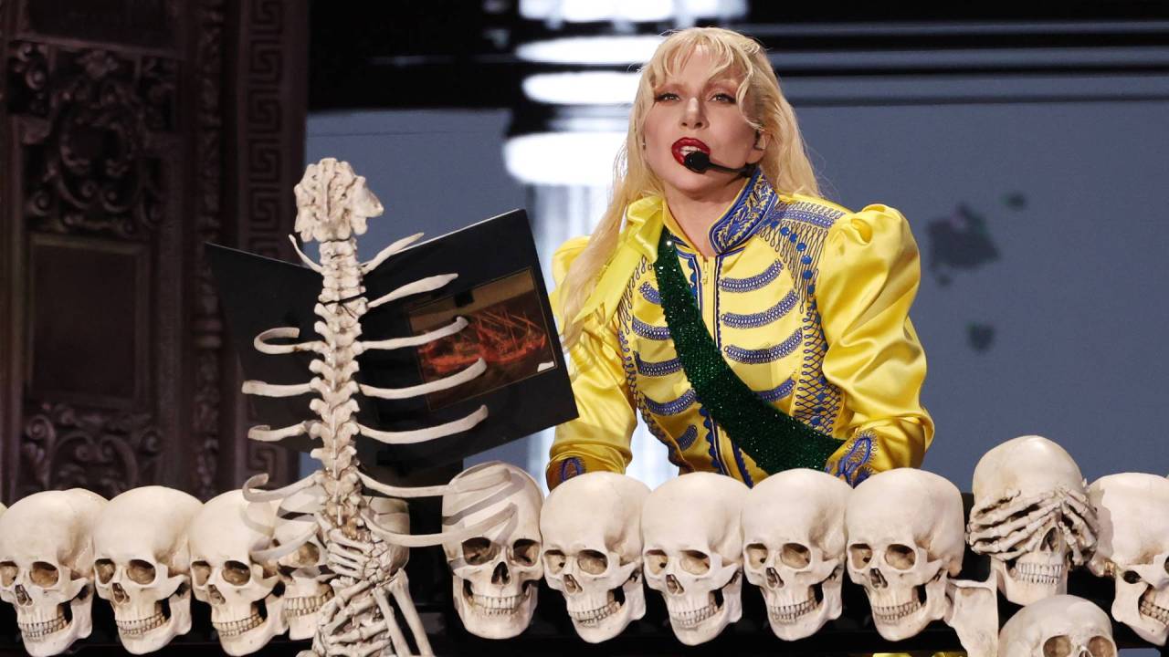 lady-gaga-copacabana-palace-show-areia-praia-beach-singer-yellow-die-with-a-smile